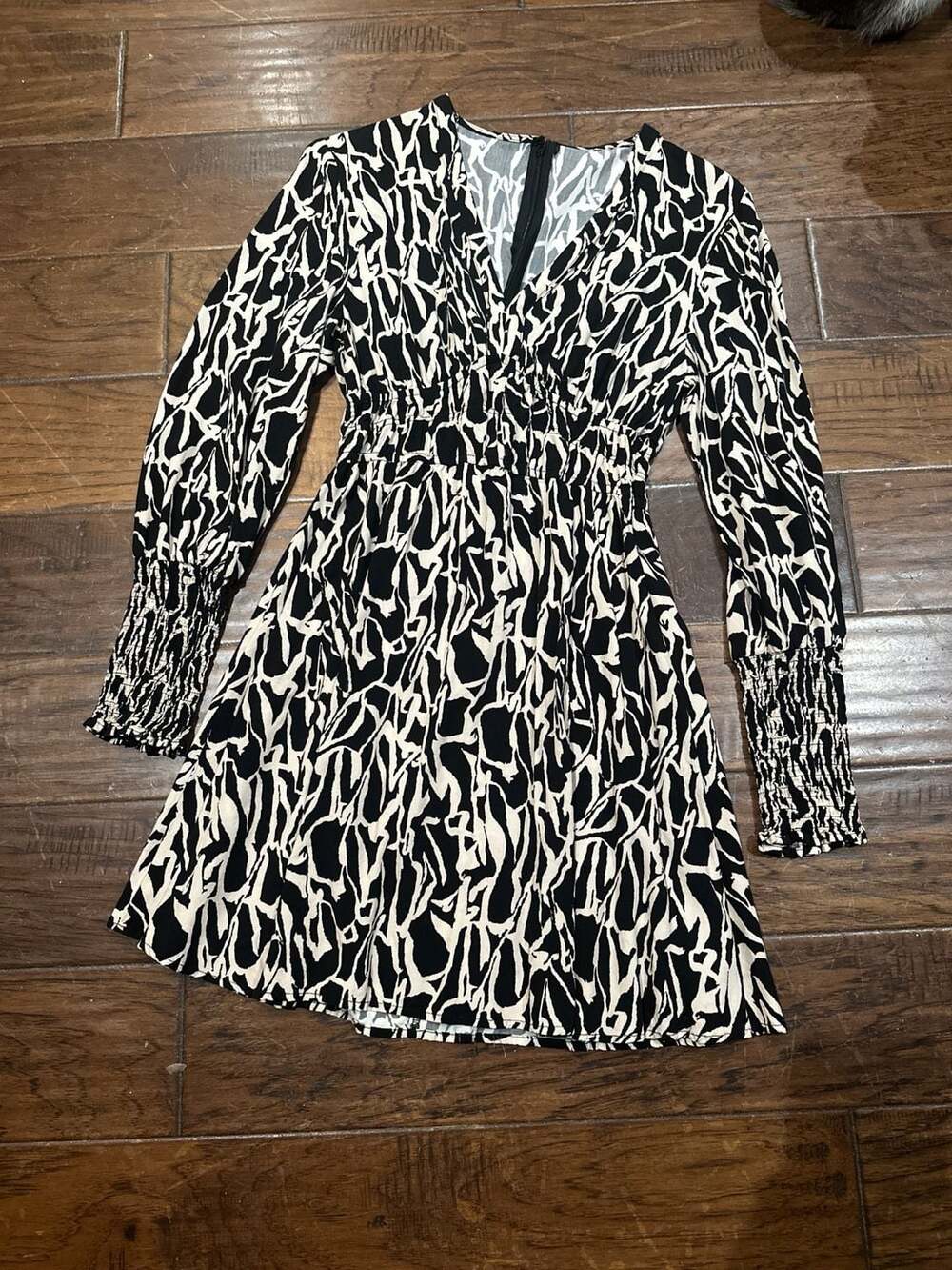 Cupshe Abstract V-Neck Smocked Waist Long Sleeve Mini Dress‎